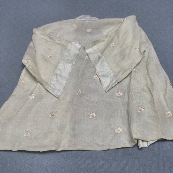 ANTIQUE SILK BABY KIMONO, FROM 1914 WITH EMBROIDERED FLOWERS - Picture 6 of 7